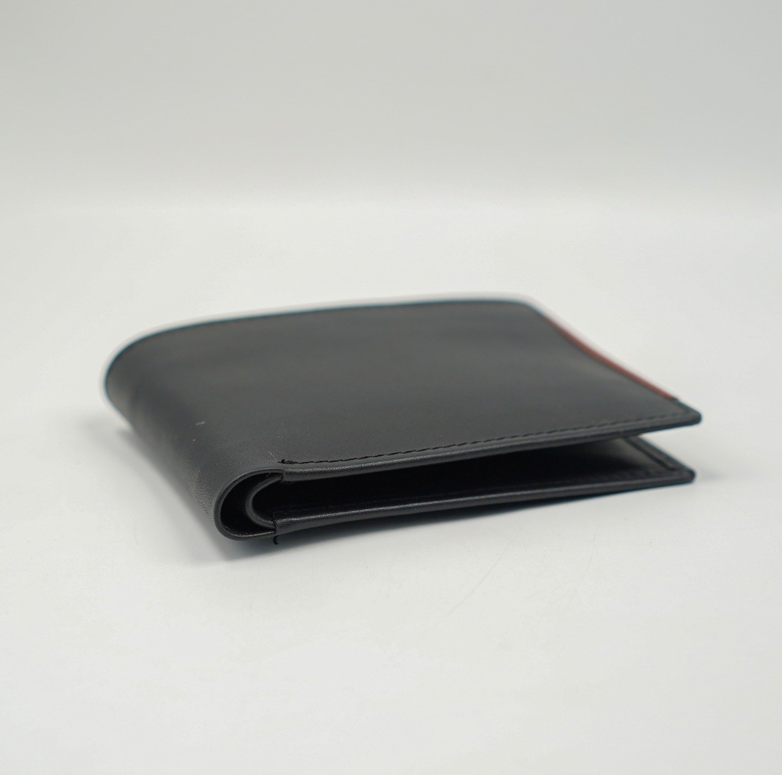 Glamouria OnyxLine Bifold – Sleek, Stylish & Functional - Image 2