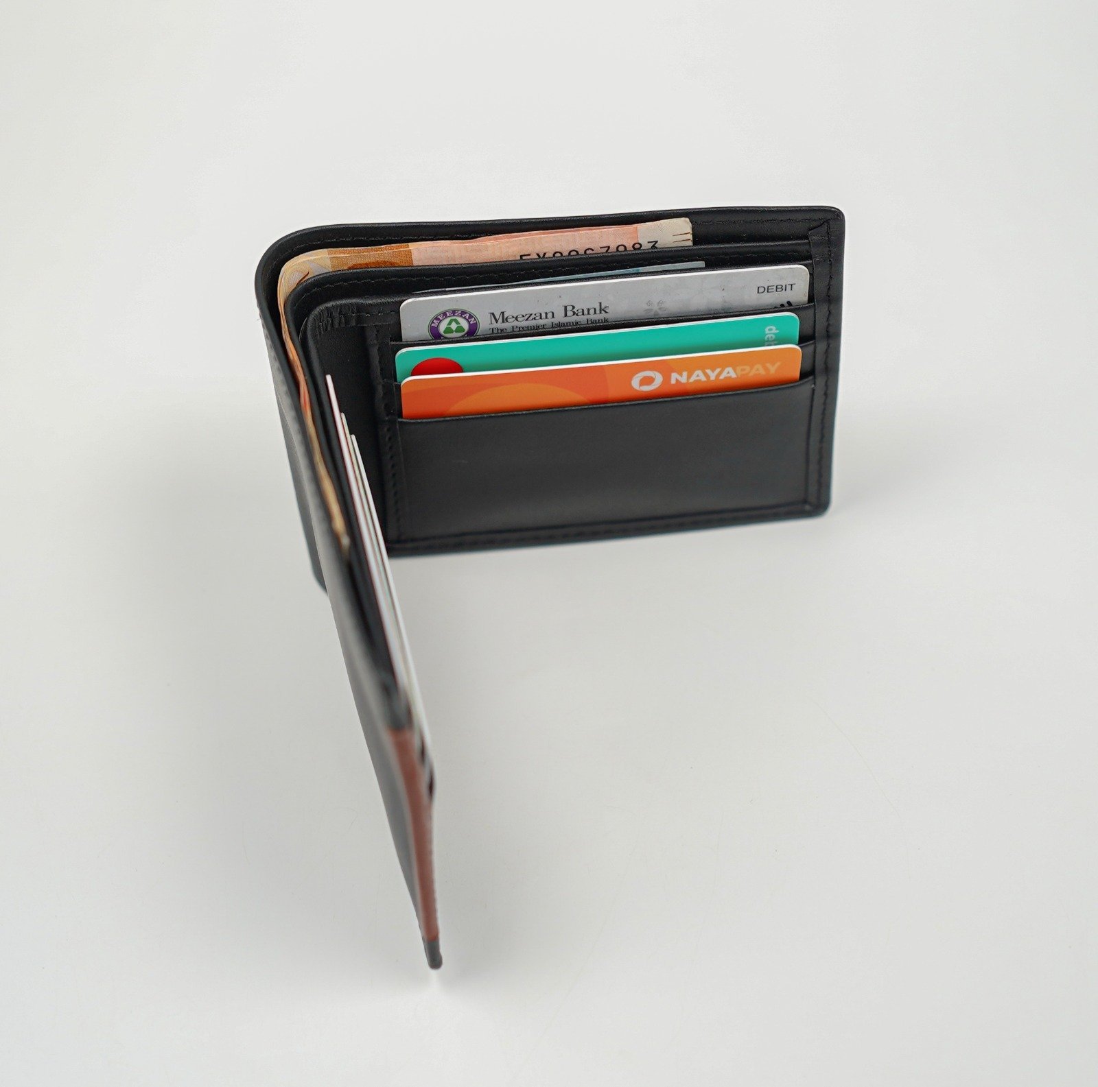 Glamouria OnyxLine Bifold – Sleek, Stylish & Functional - Image 3