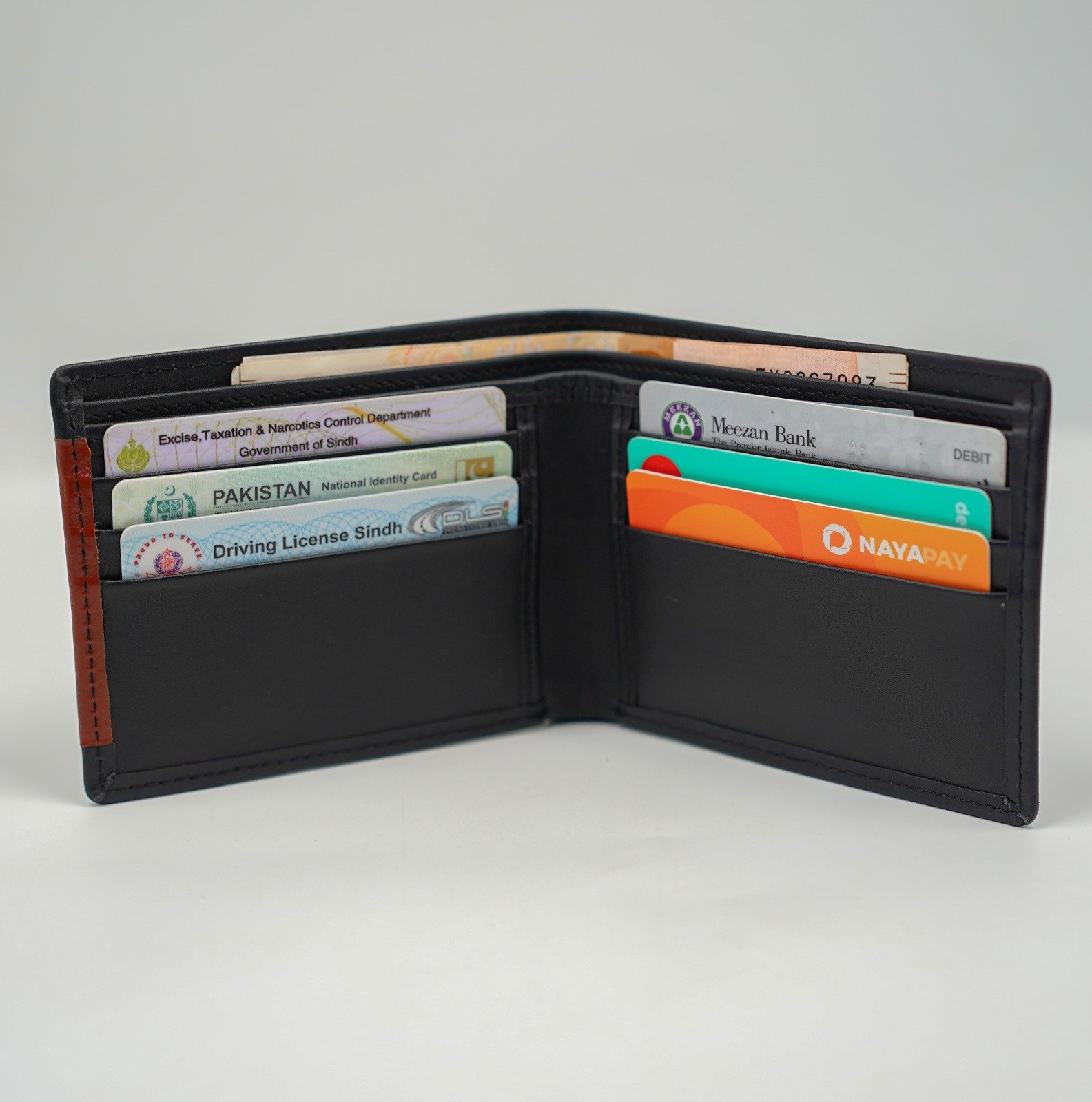 Glamouria OnyxLine Bifold – Sleek, Stylish & Functional - Image 4