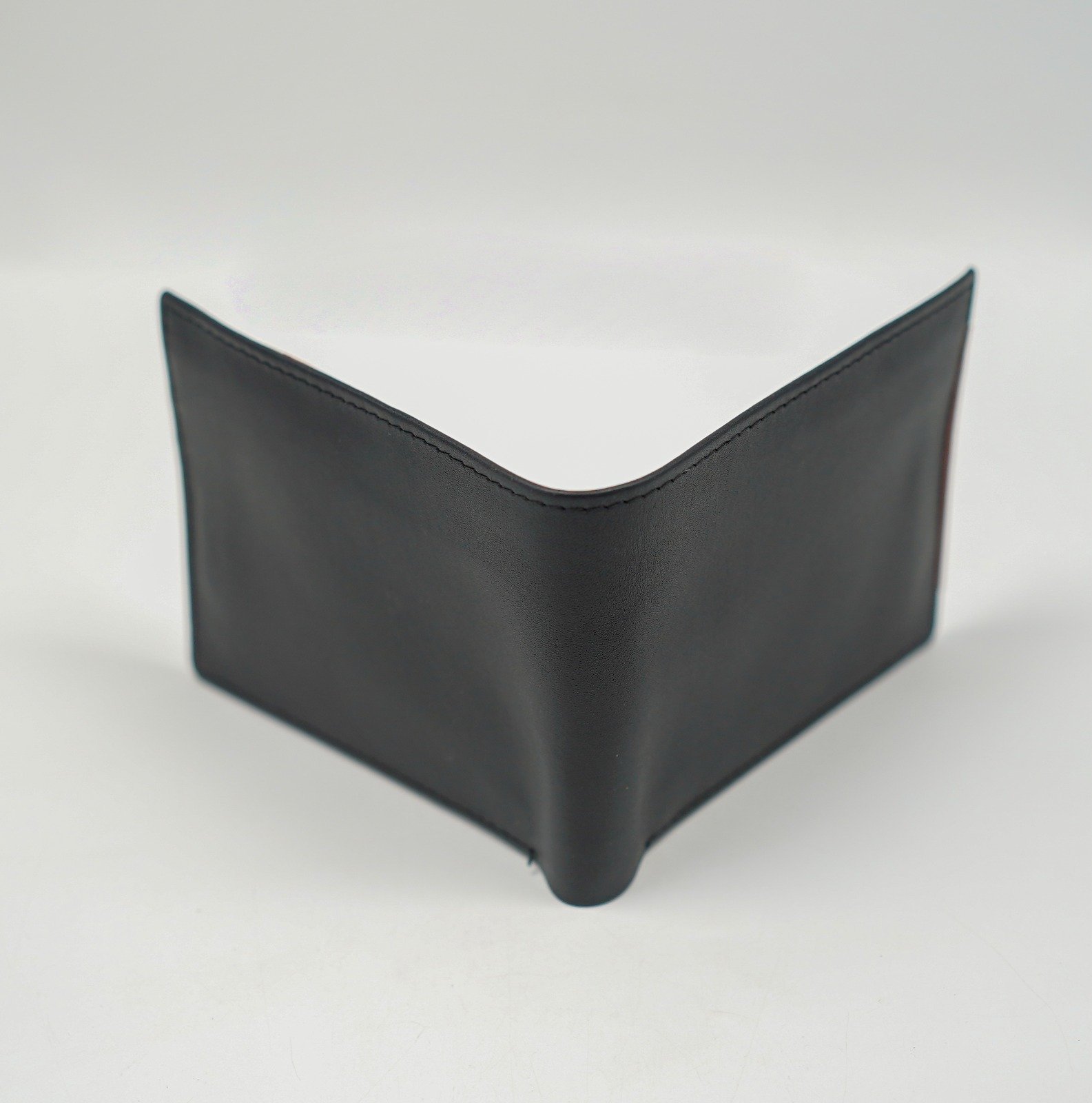 Glamouria OnyxLine Bifold – Sleek, Stylish & Functional - Image 5