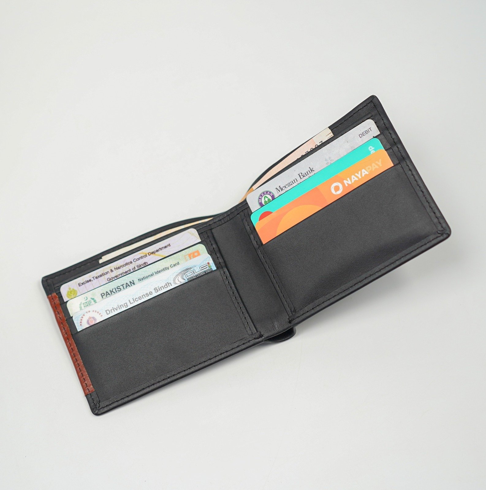 Glamouria OnyxLine Bifold – Sleek, Stylish & Functional - Image 6